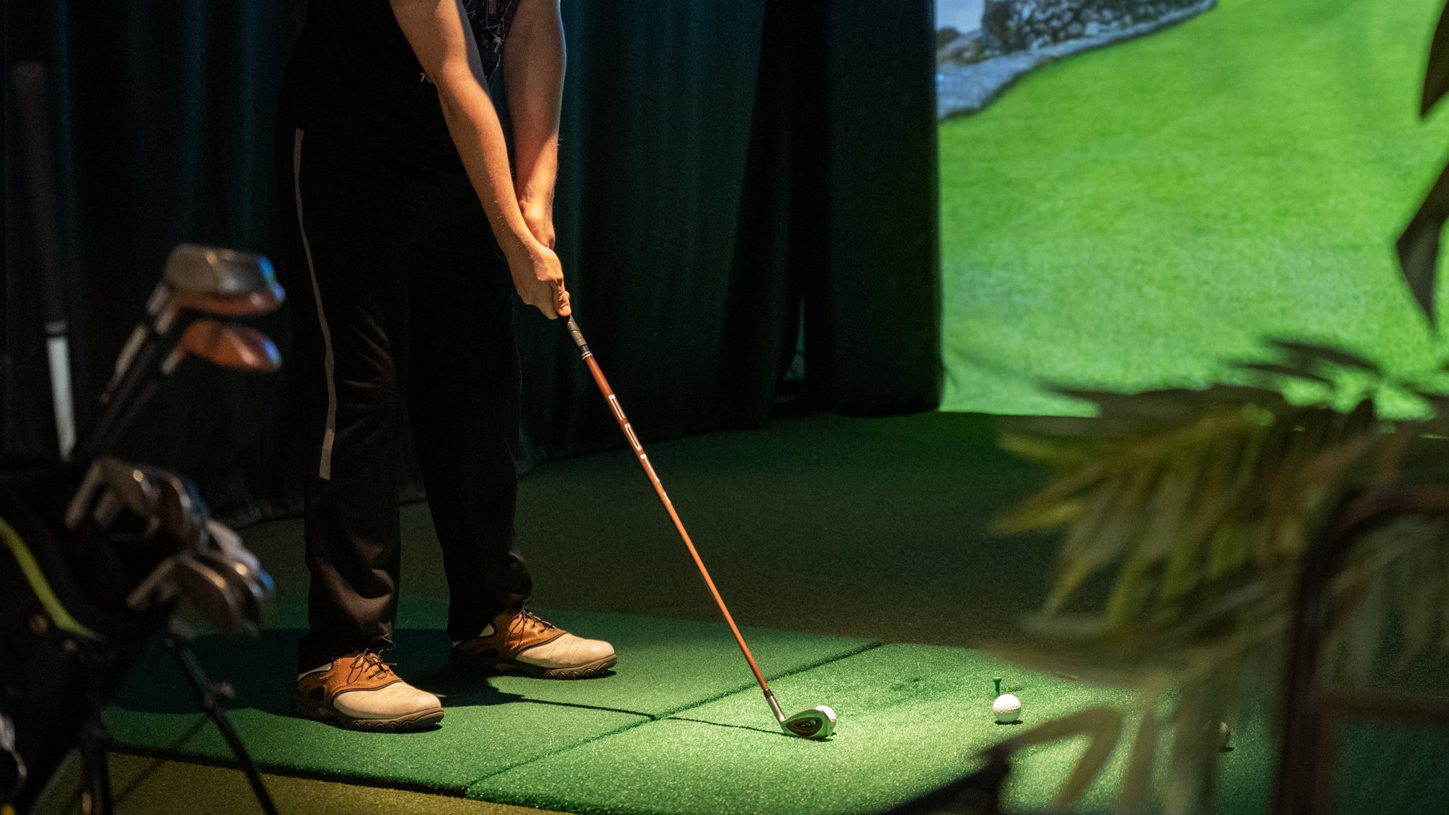 VIDEO: UNEEKOR Golf Simulators – Unboxing the QED and EYEXO