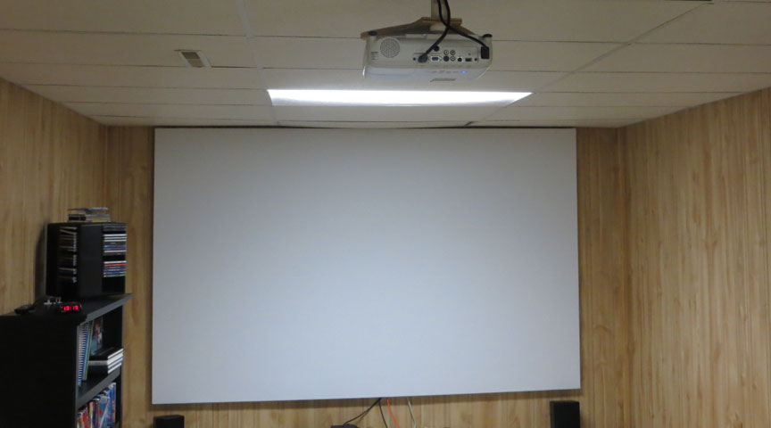 Home theater projection screen with FlexiWhite material