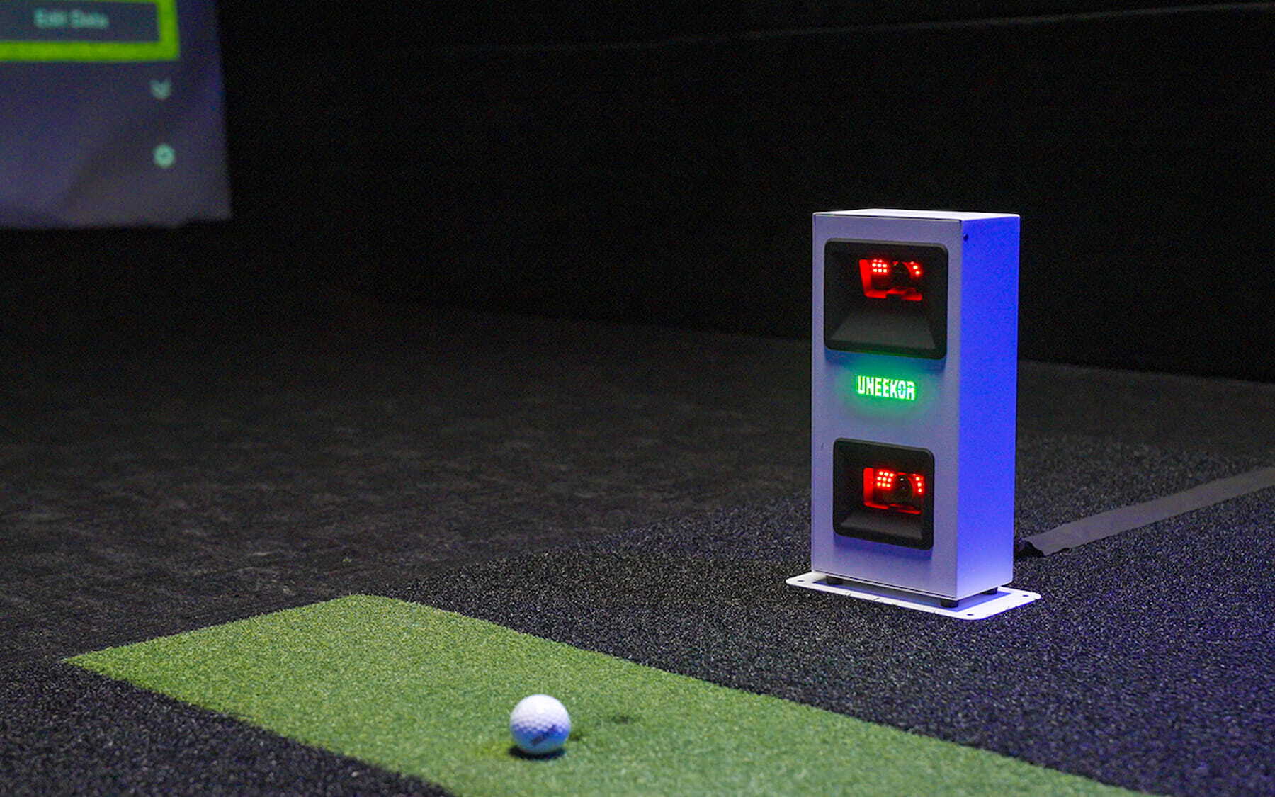 EYE MINI CORE in Carl's Place golf simulator